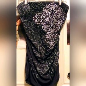 A strapless neckline tube top